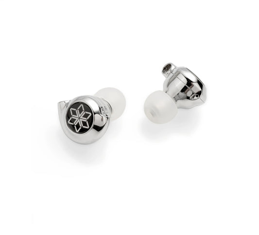 IEM FiiO FD11 con driver dinámico de carbono, doble cámara y doble imán. Graves profundos, 24Ω, cable 0.78 mm (2-pin) y plug 3.5 mm. Carcasa metálica.